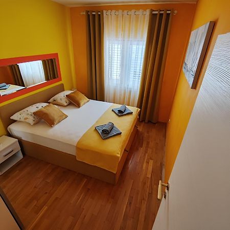 Pia Apartment Dugi Rat Bagian luar foto