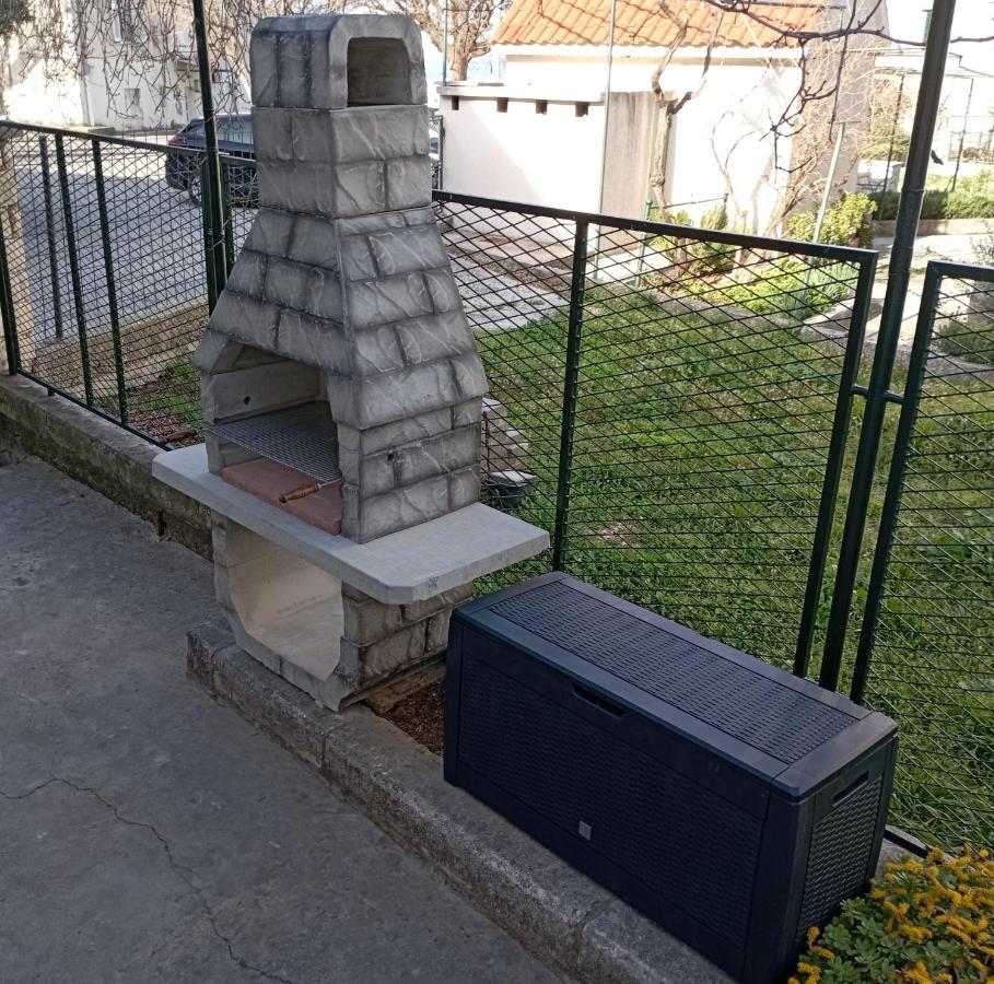 Pia Apartment Dugi Rat Bagian luar foto