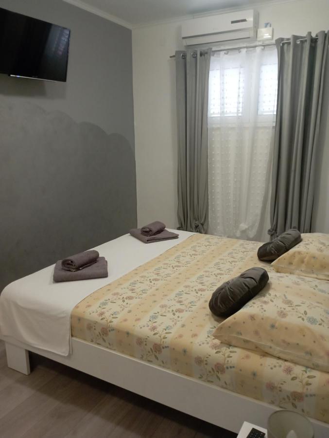 Pia Apartment Dugi Rat Bagian luar foto