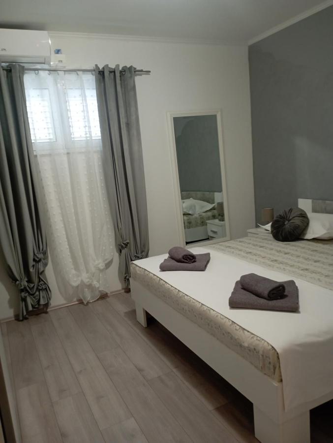 Pia Apartment Dugi Rat Bagian luar foto