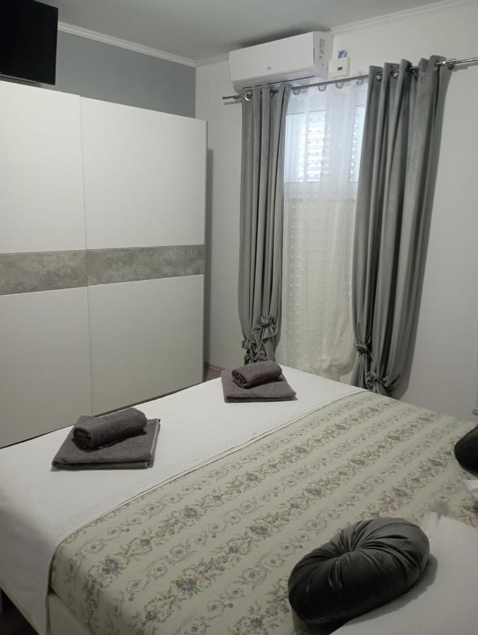 Pia Apartment Dugi Rat Bagian luar foto