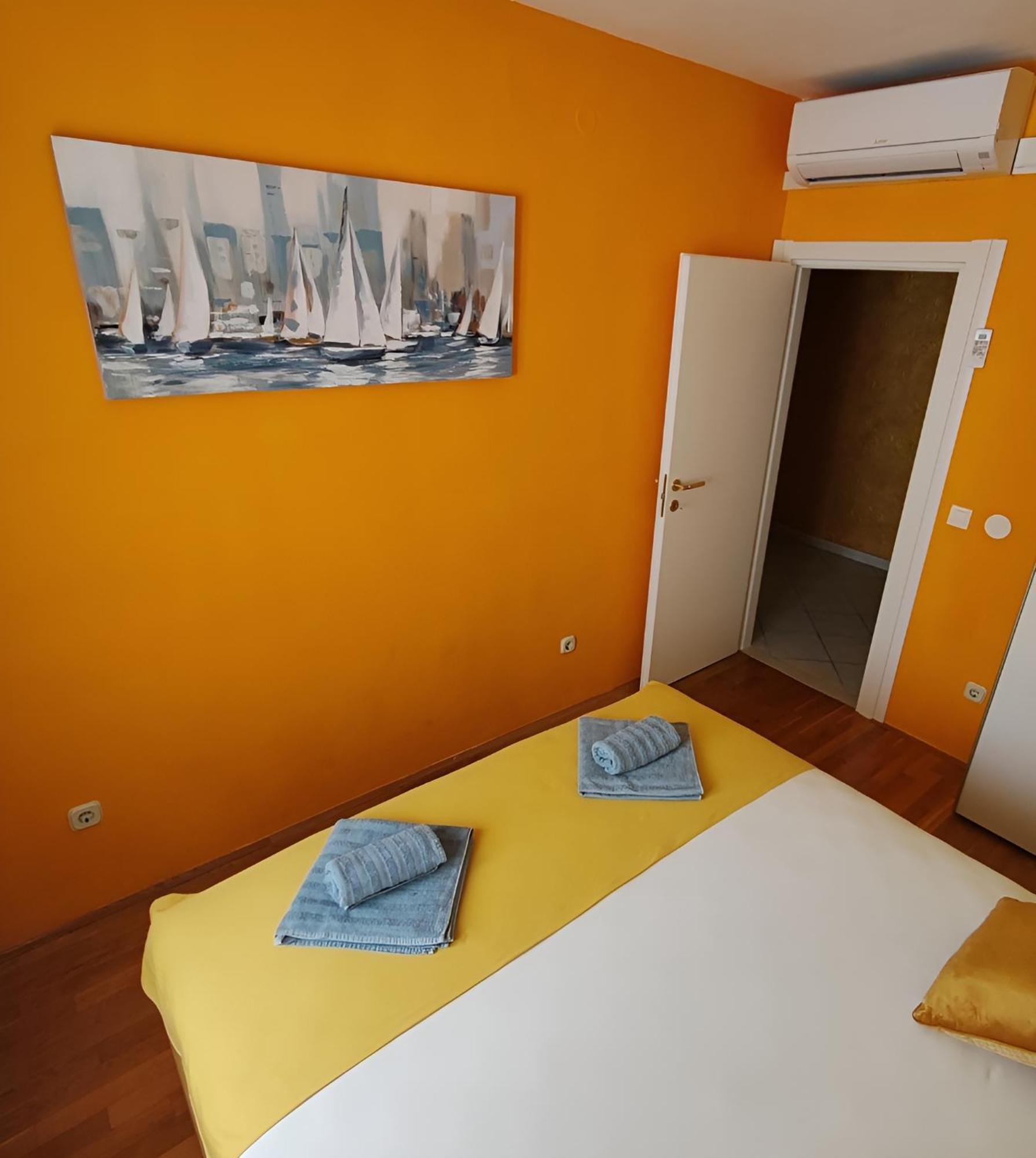Pia Apartment Dugi Rat Bagian luar foto