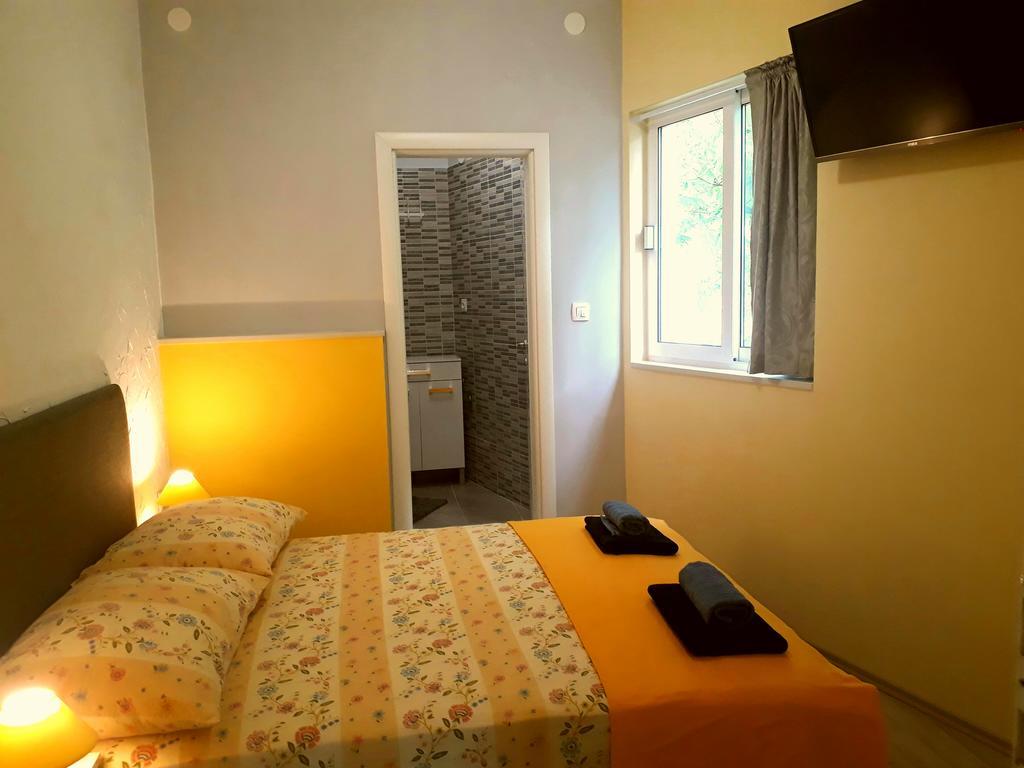 Pia Apartment Dugi Rat Bagian luar foto