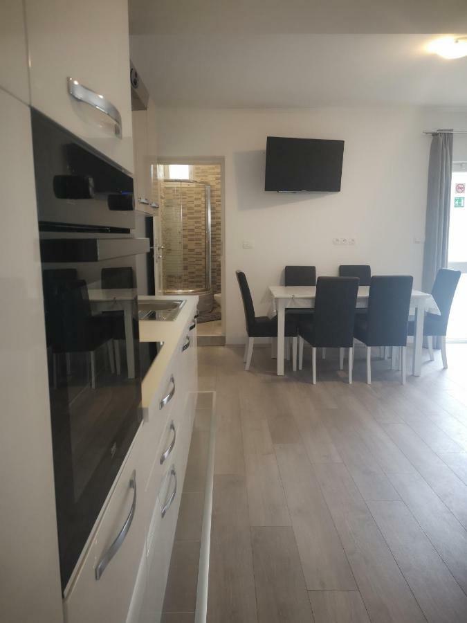 Pia Apartment Dugi Rat Bagian luar foto