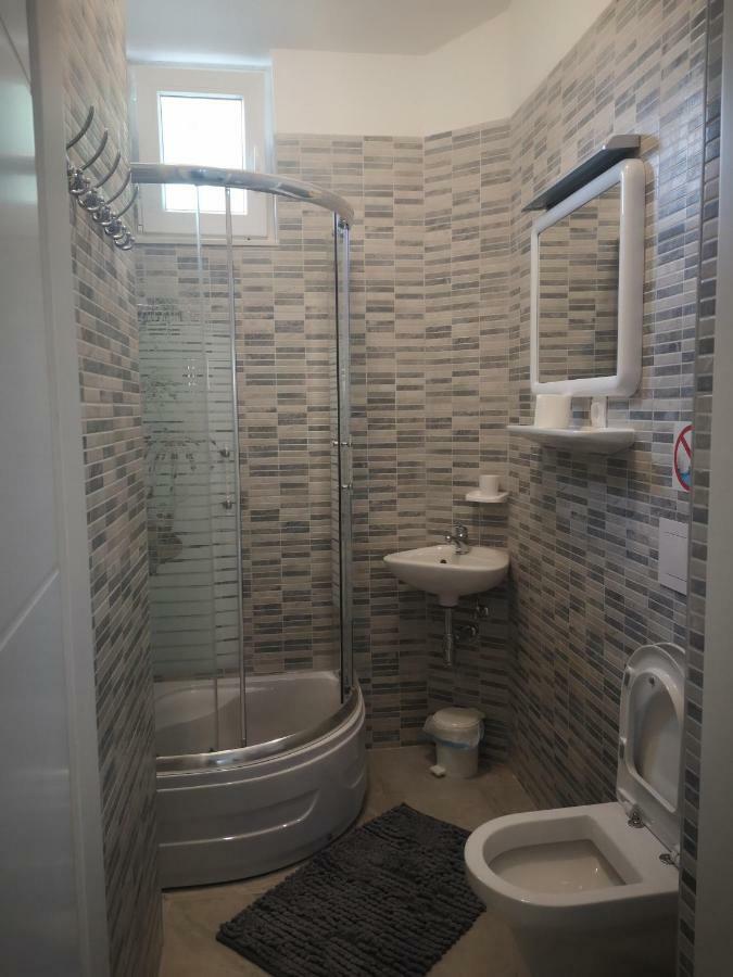 Pia Apartment Dugi Rat Bagian luar foto